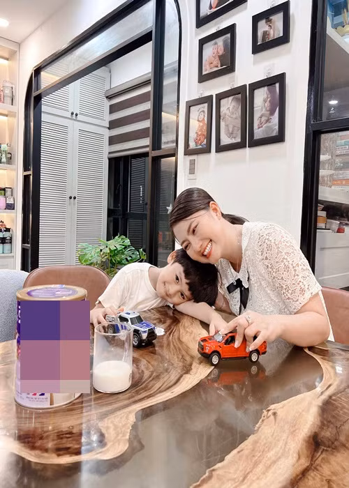 Ngọc Lan còn kiếm tiền từ việc quảng cáo. “Quảng cáo tôi không nhận đại trà mà chỉ nhận của những thương hiệu lớn, làm ít nhưng tiền lương cao”, bà mẹ một con tiết lộ. Ảnh: FBNV