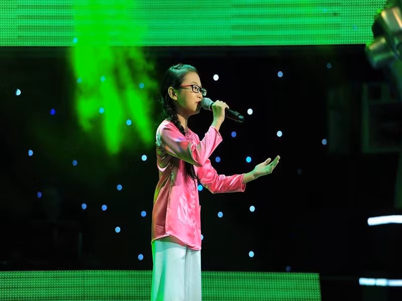 10 năm trước, Phương Mỹ Chi khoe được tài năng ở dòng nhạc dân ca với loạt ca khúc trữ tình ở cuộc thi Giọng hát Việt nhí: "Quê em mùa nước lũ", "Còn thương rau đắng mọc sau hè", "Áo mới Cà Mau", "Sa mưa giông". Ảnh: FBNV