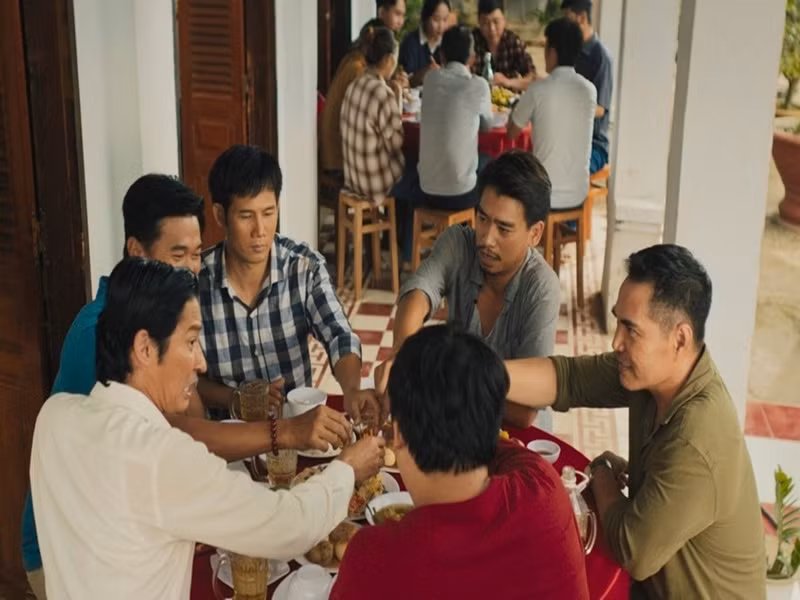 Phần 6 của “Lật mặt" xoay quanh một nhóm bạn thân lớn lên cùng nhau ở làng chiếu. Khi tấm vé họ mua trúng số 136,8 tỷ đồng, họ tranh giành, đánh mất tình bạn. Ảnh: Tiền phong
