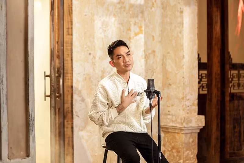 “Mình gia trưởng đến mức yêu cầu vợ nghỉ làm chỉ để ở nhà với gia đình. Đối với mình lúc đó, đàn ông phải là người đi làm kiếm tiền nuôi vợ”, Phạm Khánh Hưng thú nhận. Hiện tại, vợ cũ của nam nhạc sĩ đã có tổ ấm mới. Ảnh: Giáo dục thủ đô