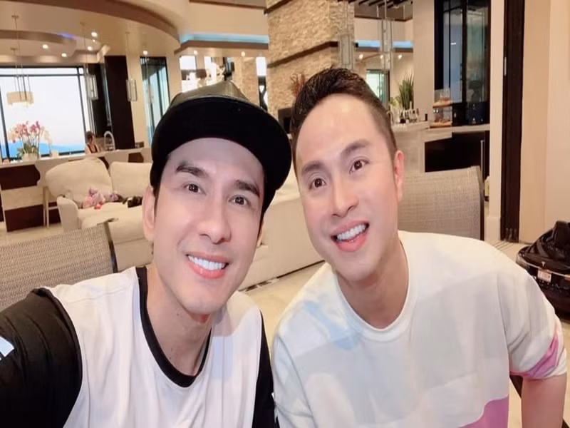 Sau khi uống cốc rượu được mời, Đan Trường trở nên mất tự chủ, trong người cảm thấy lâng lâng, khó thở thì mới biết bản thân đã bị sốc thuốc phải đi viện. Nhật Tinh Anh cùng người trợ lý lập tức bắt taxi về sau khi nam ca sĩ cảm thấy không khỏe vì uống rượu được mời. May mắn ngủ một đêm sức khỏe của Nhật Tinh Anh hồi phục trở lại. Quang Hà chỉ nhấp môi nên anh hồi phục sức khỏe nhanh. Ảnh: Dân Việt