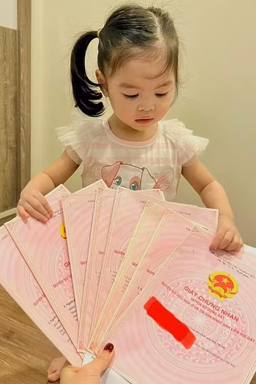 Mẹ bé Bảo Khanh kinh doanh mát tay. Năm 2022, cô khoe thành quả 8 cuốn số đỏ sau 1 năm lao động miệt mài. Ảnh: Vietnamnet