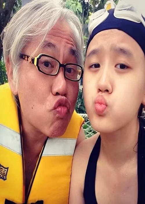 Lý Khôn Thành - Lâm Tĩnh Ân là cặp đôi “ông cháu” gây sốc làng giải trí Hoa ngữ. Nam nhạc sĩ sinh năm 1957 còn Lâm Tĩnh Ân sinh năm 1996. Chuyện tình cách biệt 39 tuổi khiến cặp đôi bị dư luận dị nghị, gia đình phản đối. Cha của Lâm Tĩnh Ân từ mặt con gái và chấm dứt quan hệ bạn bè với Lý Khôn Thành. Ảnh: Dân Trí