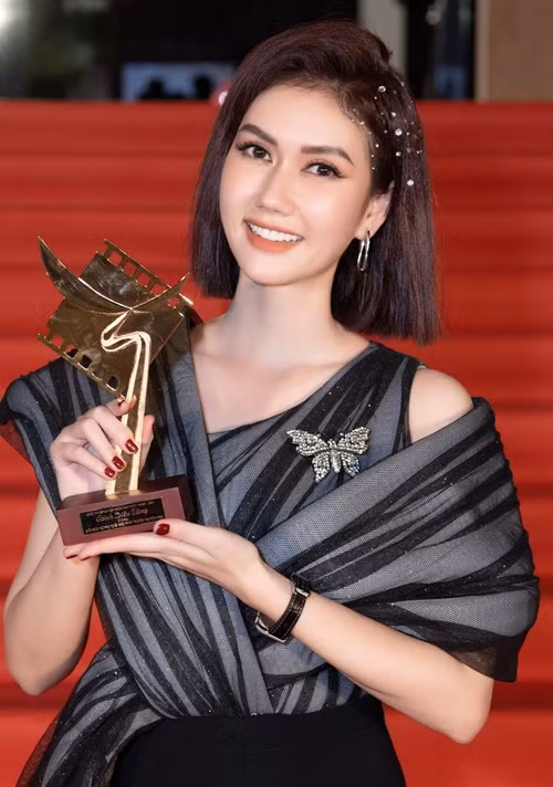 Với vai diễn trong “Mùa hoa tìm lại”, Hương Giang nhận giải Nữ diễn viên phụ xuất sắc tại Lễ trao giải Cánh diều vàng diễn ra hồi tháng 9/2022.