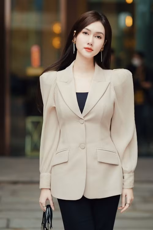 Trong cuộc phỏng vấn với Tiền Phong tháng 1/2023, Hương Giang chia sẻ về một ngày làm việc cường độ cao: “Tôi sẽ thức dậy vào lúc 6h sáng, vệ sinh cá nhân, chăm sóc da, ăn sáng rồi đến đoàn phim. Tại bối cảnh, tôi make-up và quay đến trưa. Sau khi ăn trưa và nghỉ ngơi khoảng 30 phút, tôi tiếp tục làm việc đến 6h tối. Từ trường quay tôi tới đài truyền hình dẫn bản tin thể thao. Dẫn xong, tôi tới cửa hàng thời trang của mình để livestream khoảng 3 tiếng. Tôi thường trở về nhà vào lúc 12h đêm”.
