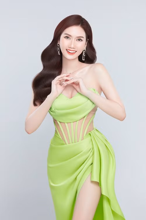Nữ diễn viên khoe vóc dáng quyến rũ, làn da trắng với váy áo thiết kế táo bạo.