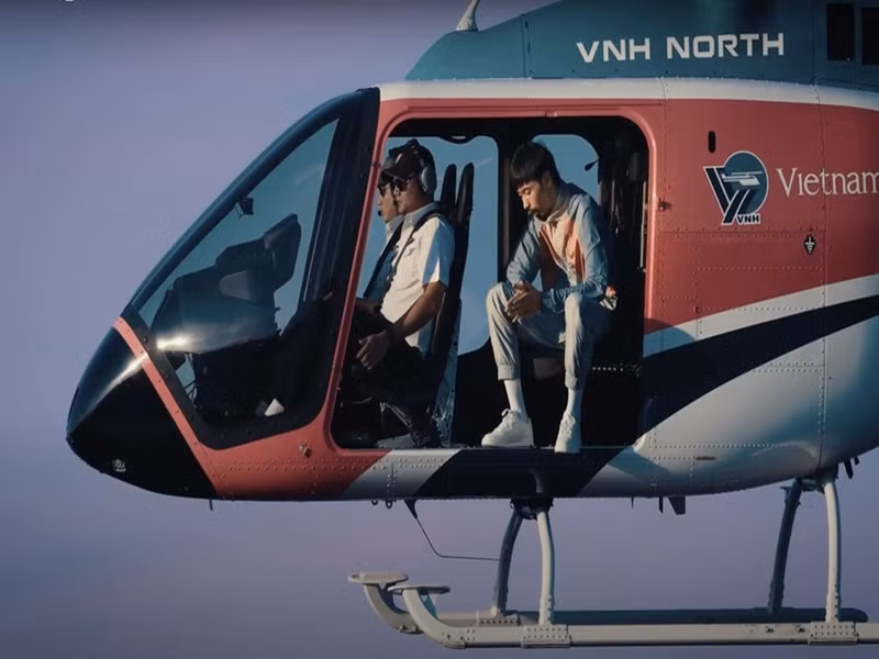 Mới đây, sau vụ tai nạn trực thăng Bell 505 rơi (số hiệu VN-8650), rapper Đen Vâu khóa MV "Trời hôm nay nhiều mây cực". Nam rapper từng thuê chiếc trực thăng mang số hiệu VN-8650 để quay MV. Ảnh: Zing