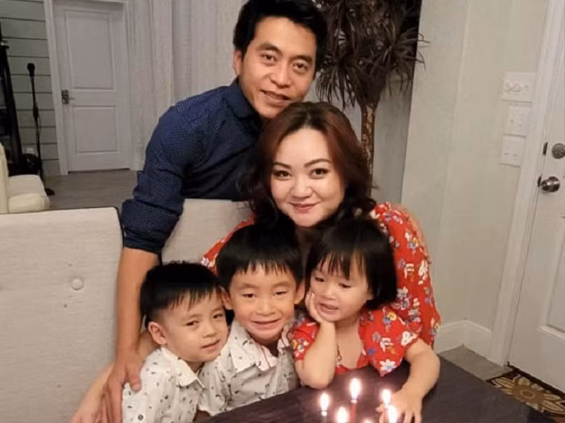 Năm 2015, ở tuổi 20 Xuân Mai kết hôn. Cô sinh liên tiếp 3 con trong 3 năm. Từ khi lập gia đình, Xuân Mai sống kín tiếng. Ca sĩ Tuấn Cảnh - bố Xuân Mai năm 2022 chia sẻ, con gái đang làm ngân hàng cùng chồng ở Mỹ, không đi hát nữa. Ảnh: Saostar
