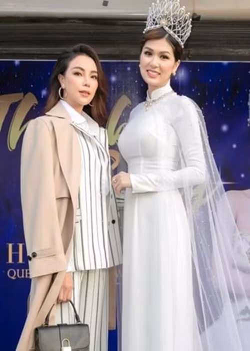 Năm 2022, Oanh Yến (phải) tố Trà Ngọc Hằng quỵt nợ 2,5 tỷ. Nhanh chóng, Trà Ngọc Hằng phản pháo. Theo Trà Ngọc Hằng, bạn trai Oanh Yến thông qua Trà Ngọc Hằng để mượn 11,2 tỷ từ ngân hàng rồi cho cô vay 2,5 tỷ đồng. Cả hai thỏa thuận trả lãi với ngân hàng đúng hạn trước khi tiền được giải ngân. Ảnh: FBNV