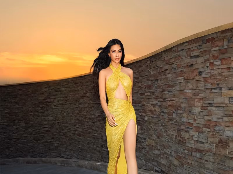Kim Duyên chuộng mặc trang phục cắt xẻ táo bạo.