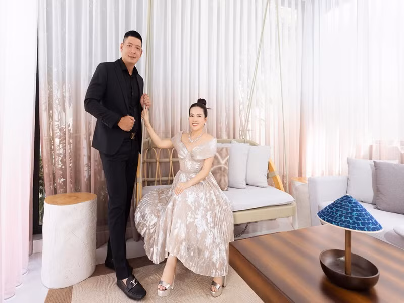 Anh Thơ chia sẻ: “Kỷ niệm 15 ngày cưới, một chặng đường không phải quá khó nhưng cũng không phải dễ xíu nào để nắm tay nhau cho hai kẻ đều năng động, có những đam mê, sở thích và con đường sự nghiệp của riêng mình, có background và cách suy nghĩ khác nhau đến nỗi hai đứa con vẫn thắc mắc “sao ba mẹ có thể hợp nhau hay vậy”. Ừ thì vậy đó, khác nhau nhưng bổ sung cho nhau, giúp nhau hoàn thiện những phần còn thiếu của bản thân, để hai mảnh ghép cộng thêm 2 mảnh được tạo ra sau này thành một bức tranh hoàn chỉnh, nhỉ”.