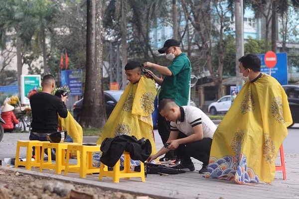 Suốt 10 năm qua, tại TP Thanh Hóa có một nhóm bạn trẻ thường xuyên tổ chức cắt tóc cho bệnh nhân, người nghèo, người có thu nhập thấp... từ thứ 2 đến thứ 6 hàng tuần.