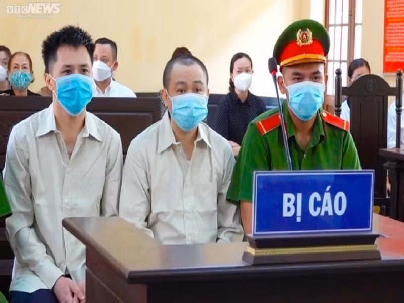 Theo VTC News, ngày 28/4, TAND quận 8, TP.HCM tuyên án sơ thẩm bị cáo Trần Hữu Tín 7 năm 6 tháng tù về tội tổ chức sử dụng trái phép chất ma túy. Bị cáo Nguyễn Hoàng Phi với vai trò đồng phạm của Hữu Tín 5 năm 6 tháng tù về tội tàng trữ trái phép chất ma túy và 8 năm tù về tội tổ chức sử dụng trái phép chất ma túy, tổng hợp hình phạt là 13 năm 6 tháng tù. Ảnh: VTC News