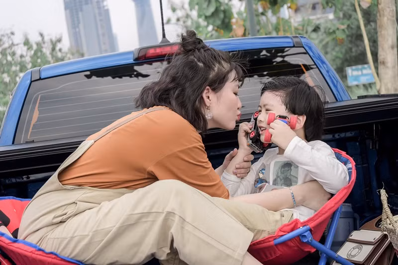 Trong cuộc phỏng vấn với Dân Trí hồi tháng 3/2023, Ngọc Lan chia sẻ điều khó khăn với cô khi làm mẹ đơn thân là phải học cách thấu hiểu và tiếp cận với những cảm xúc của con. “Bé Louis (con trai Ngọc Lan) có tính cách khá nội tâm và ít chia sẻ cảm xúc của mình. Ở tuổi của bé có sự tinh nghịch riêng, đòi hỏi tôi phải kiên nhẫn và san sẻ cùng con. Công việc làm mẹ vẫn là một hành trình mà tôi phải học mỗi ngày”, cô trải lòng.