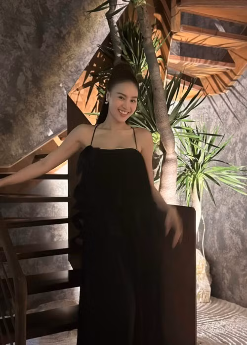 Quản lý của Lan Ngọc chia sẻ thêm trên Zing: “Ngọc bị vết hằn do dây nịt. Lịch trình của Ngọc không lúc nào để thở chứ đừng nói ngừng 9 tháng âm thầm đẻ hay 3 tháng hút mỡ. Ngọc chụp hình ảnh bikini đón hè thôi, mọi người đừng suy diễn xa quá”.