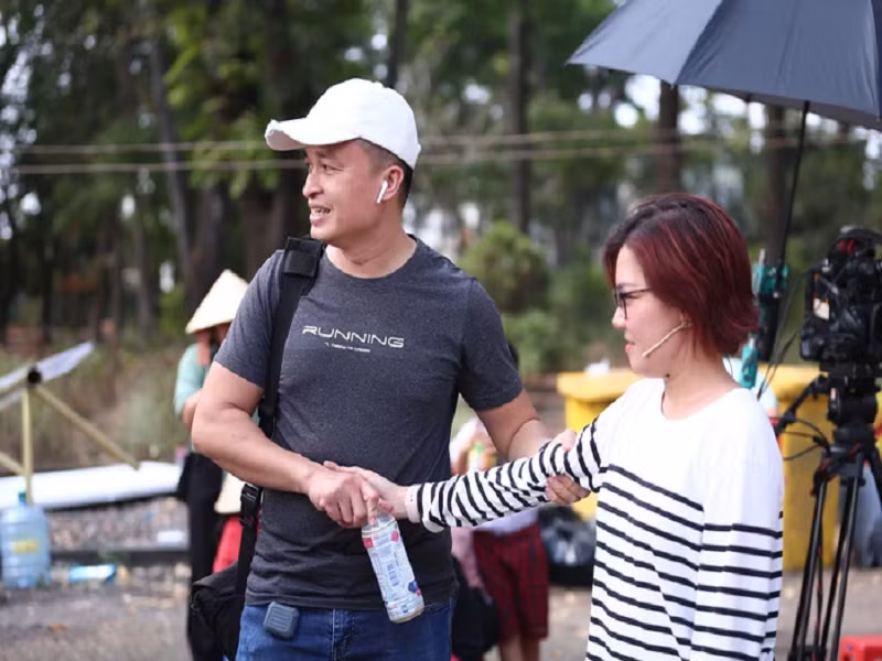 Trong chương trình Mái ấm gia đình Việt, ca sĩ Thanh Ngọc được chồng bác sĩ hộ tống đến ghi hình. Sau mỗi thử thách, cô được người bạn đời chăm sóc, xoa bóp tay. Ảnh: Phụ nữ Việt Nam