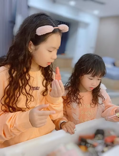 Bé Cherry lôi kéo em gái làm điệu. Bà xã Lý Hải chia sẻ, cô thoải mái cho con mượn đồ trang điểm bởi Cherry thích được xinh đẹp nhưng biết rằng trẻ con không nên makeup sớm thế nên chỉ đánh chút son và má hồng.