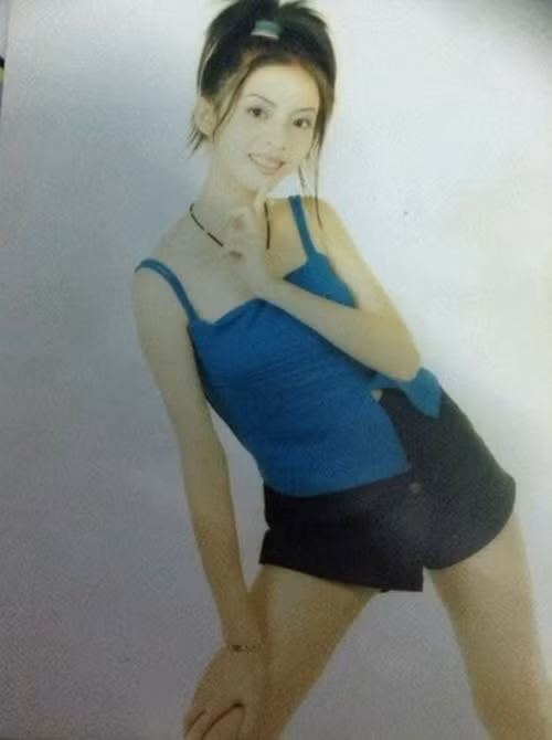 Năm 2001, gia đình Thu Trang phá sản. Theo Người đưa tin, ngày ấy, trong nhà cô chỉ có tài sản duy nhất là chiếc xe máy cũ. Có lần, sau khi chở Thu Trang đến trường Sân khấu điện ảnh thì xe hết xăng, ba cô phải dắt bộ gần cây số.