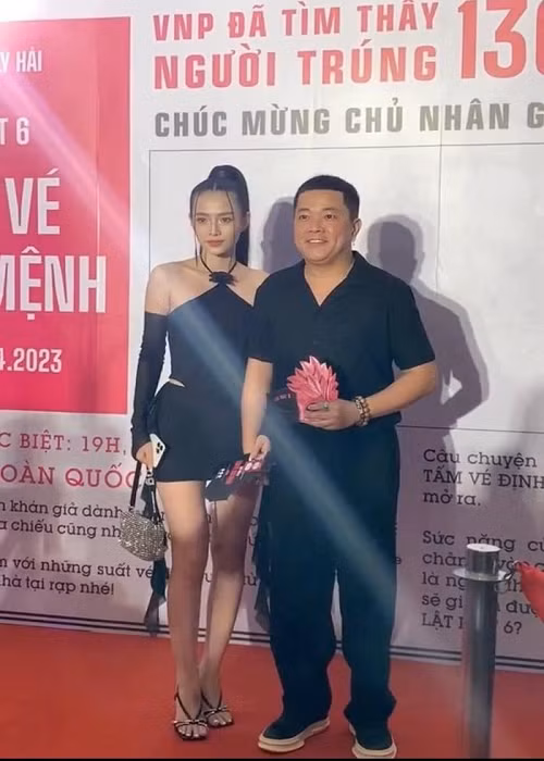 Hoang Meo nam tay co gai xinh dep du su kien
