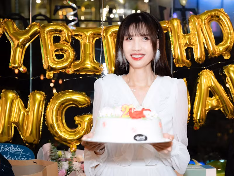 Giữa tháng 4 vừa qua, Hồng Xuân đón sinh nhật bên người thân và bạn bè. Chia sẻ hình ảnh tiệc sinh nhật, chân dài viết: "Bánh bèo xin cảm ơn mọi người đã đến “đám cưới” chưa có chú rể của mình".