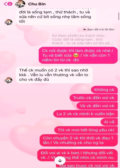 Về chuyện tình cảm với bạn gái hiện tại, Chu Bin chia sẻ trên Saostar, anh quen người mới sau khi đã chấm dứt hoàn toàn mối quan hệ với N.T. Ngoài ra, nam ca sĩ giải thích, tin nhắn anh mong muốn có hai người vợ, là N.T và thêm một cô gái khác do N.T tung ra chỉ là lời trêu đùa. Ảnh: Saostar