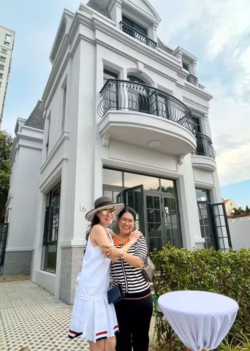 Đoàn Di Băng tặng nhà cho bố mẹ. "Chị tính cho ba mẹ chị căn nhà đang ở (khoảng 22 tỷ) khi chuyển về nhà mới (ý chỉ tòa lâu đài 400 tỷ chuẩn bị xây). Nhưng ông bà lại ngại vì vợ chồng sẽ còn qua lại ngôi nhà này. Bởi ông bà có nuôi chó (anh Vũ bị dị ứng lông chó). Vậy nên thôi chị cho ba mẹ căn khác mới hoàn toàn vậy", nữ ca sĩ cho biết. Ảnh: Vietnamnet
