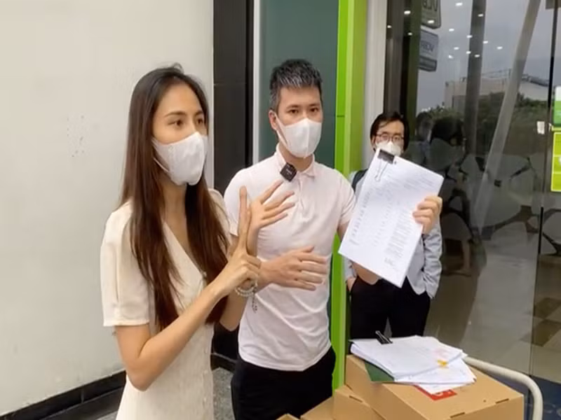 Cách đây 2 năm, bà Phương Hằng livestream bàn luận chuyện từ thiện của Thủy Tiên. Sau đó, nữ ca sĩ cùng chồng ra tận ngân hàng để sao kê. Ảnh: Dân Việt