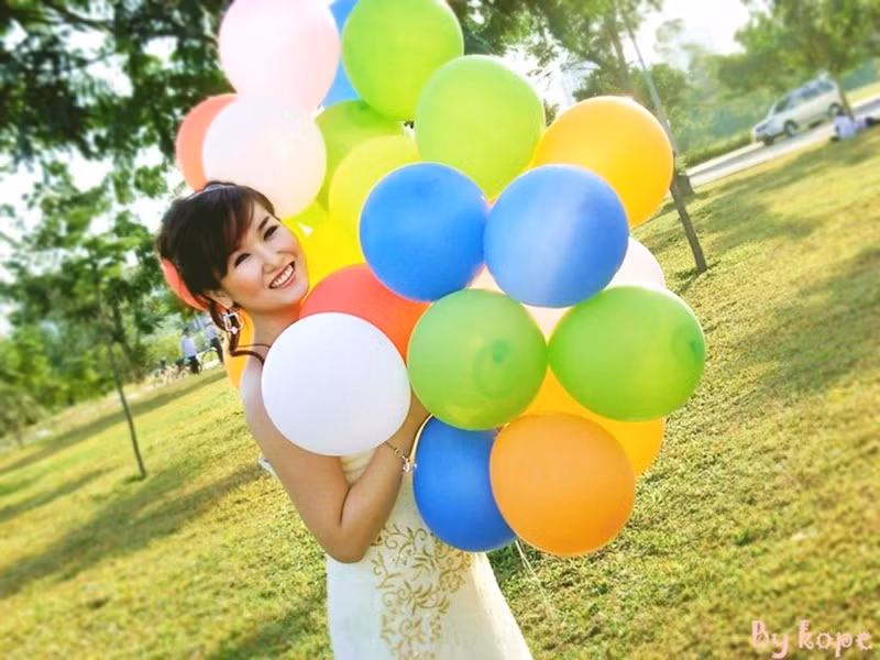 Năm 2014, nữ ca sĩ tốt nghiệp khoa thanh nhạc tại Nhạc viện TPHCM. Cô sang Mỹ học thạc sĩ chuyên ngành Broadway trong 2 năm.