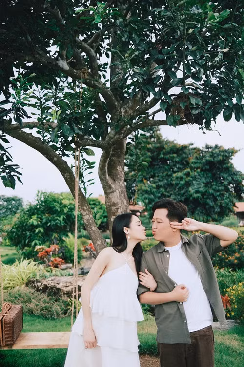 "Vợ tôi thì đâu có ăn cơm, bả ăn kiêng suốt đời mà nhưng vẫn ngồi chờ để khi mình ăn thì bả cầm một miếng ăn cho vui vậy đó", Trường Giang bộc bạch.