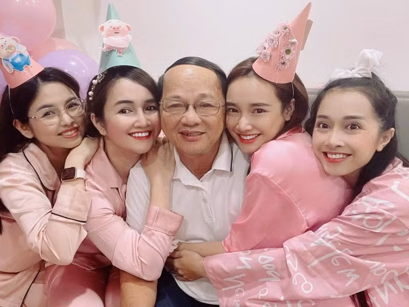 Dù bận rộn với cuộc sống riêng, Nhã Phương vẫn dành thời gian bên bố mẹ đẻ và anh chị em.