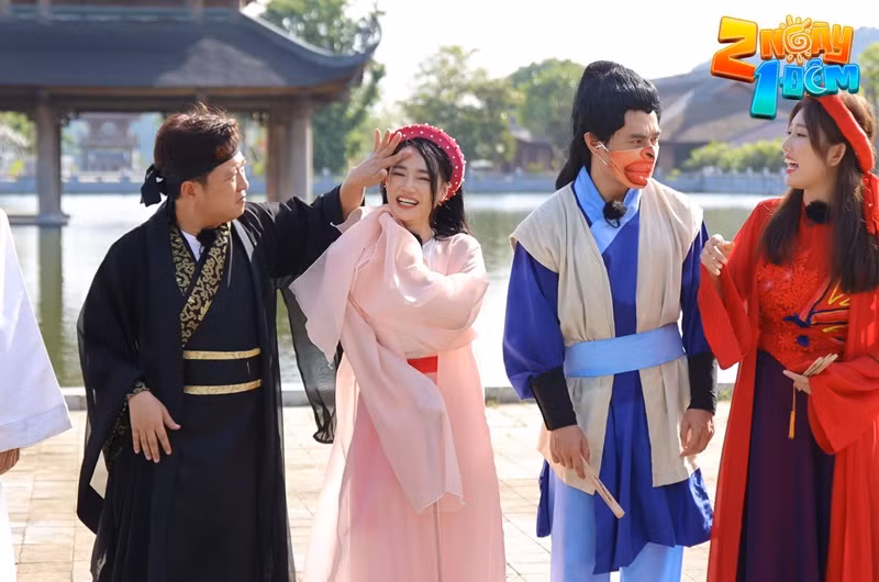 Mối quan hệ giữa Nhã Phương và gia đình chồng rất tốt đẹp. Cô khoe: "Tôi được mọi người chăm sóc, lo ăn uống, may mắn được ba chồng và các chị rất thương yêu".