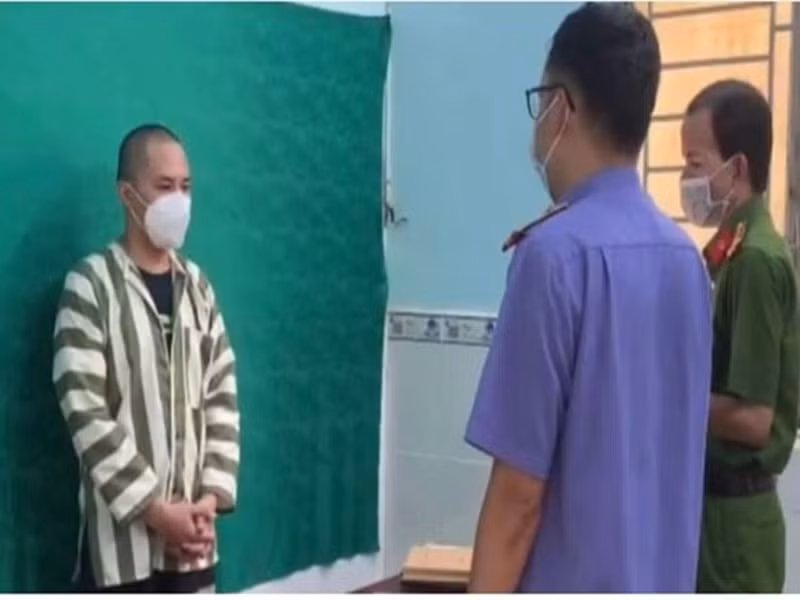 Theo kết luận điều tra, tại Cơ quan điều tra Công an quận 8, Hữu Tín khai nghiện ma túy 3 năm nay, trung bình 2 tháng sử dụng ma túy tổng hợp dạng thuốc lắc một lần. Ảnh: Dân Trí