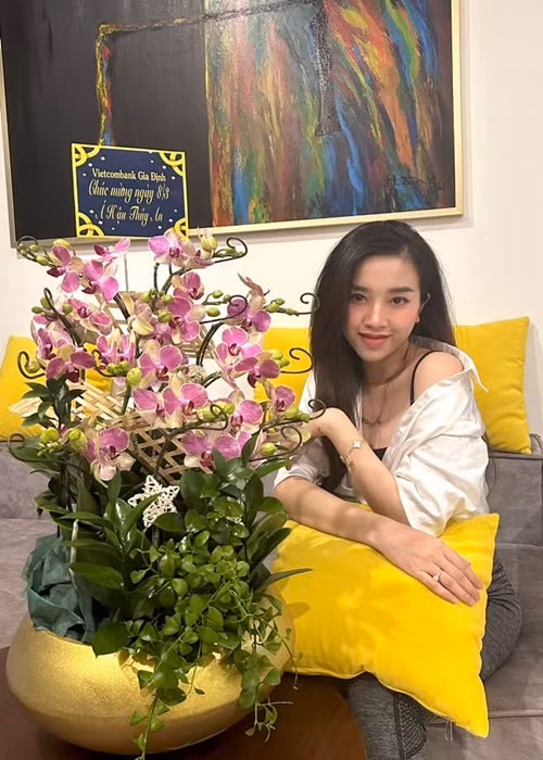Thúy An lộ diện sau ít ngày bí mật sinh con.