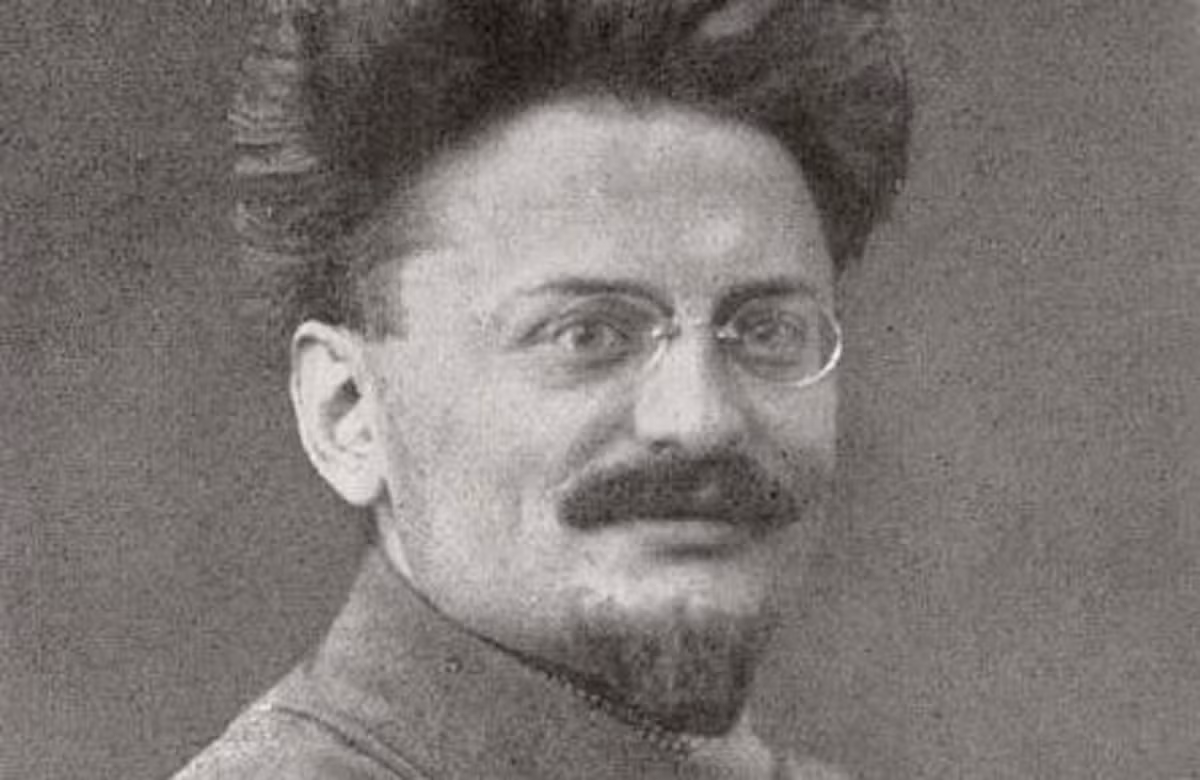 Leon Trotsky cũng là một nhân vật tiêu biểu của đảng Bolshevik. Ông cùng Vladimir Ilyich Lenin và Ðảng Bolshevik dẫn dắt, lãnh đạo nhân dân thực hiện Cách mạng tháng Mười và giành thắng lợi lịch sử.