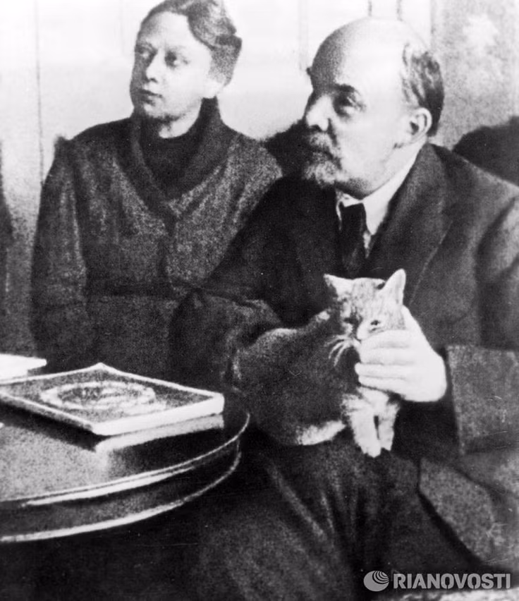 Bà Krupskaya trung thành với chồng mình cũng như chủ nghĩa Marx. Trong suốt quãng đời chung sống với Lenin, bà là hậu phương vững chắc, luôn quan tâm, chia sẻ và giúp đỡ Lenin trên mọi chặng đường.