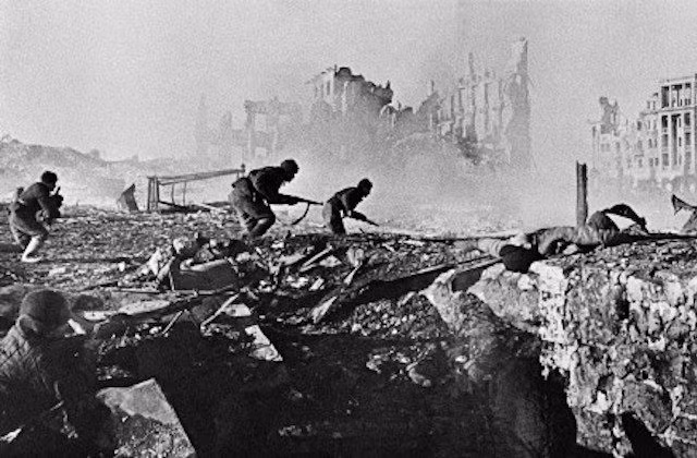 Là một trong những trận chiến đẫm máu nhất Chiến tranh thế giới 2, trận Stalingrad nổi tiếng lịch sử diễn ra trong bối cảnh phát xít Đức muốn xâm lược Liên Xô nên quyết định tiến đánh thành phố Stalingrad.