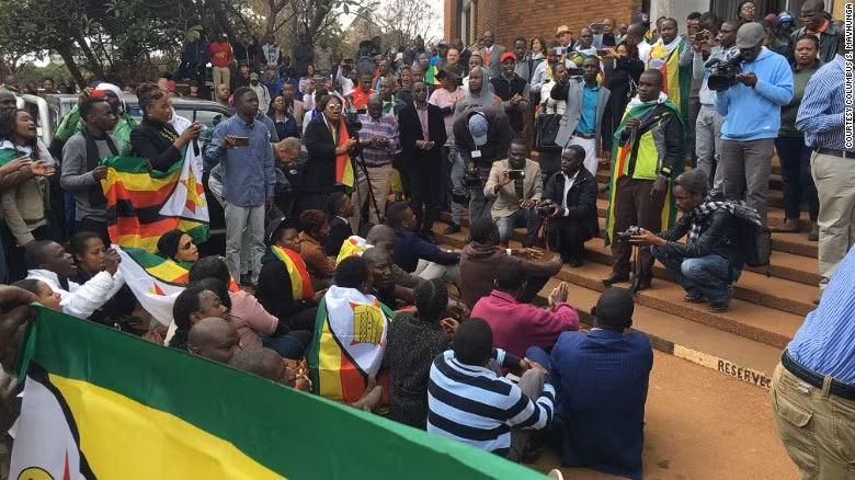 Tuổi thọ trung bình của nam giới Zimbabwe là 54 tuổi. Trong khi con số này ở nữ giới là 53 tuổi.
