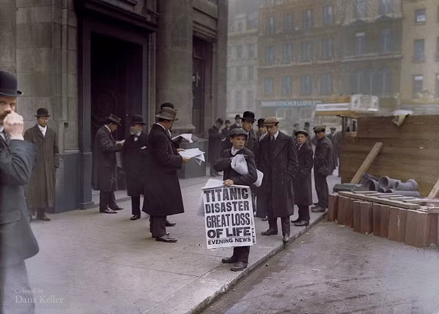 Tàu Titanic huyền thoại chìm ở Đại Tây Dương ngày 15/4/1912. Tin tức về thảm kịch chìm tàu này trở thành tin nổi bật trên nhiều trang báo. Trong ảnh là cậu bé bán báo Ned Parfett cầm trên tay những tờ báo đưa tin vụ chìm tàu Titanic chấn động thế giới ngày 16/4/1912.