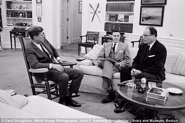 Tại Nhà Trắng, Tổng thống Kennedy (trái ảnh) có cuộc gặp đại sứ Burkina Faso - ông Thomas Estes (ở giữa) và đại sứ Gabon - ông Charles Darlington (phải ảnh). Đây được xem là cuộc gặp cuối cùng của Tổng thống Kennedy tại Nhà trắng.