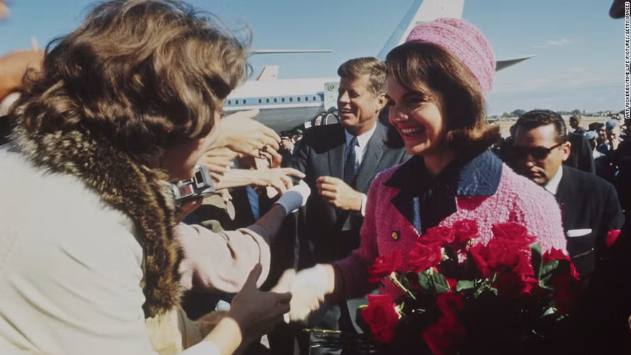 Ông Estes kể lại rằng, cựu Tổng thống Kennedy khi ấy đã đưa cho ông bức ảnh có chữ ký của mình và yêu cầu ông tiếp tục ở lại Washington cho đến khi cựu Tổng thống từ Texas trở về để họ có thể tiếp tục cuộc nói chuyện.