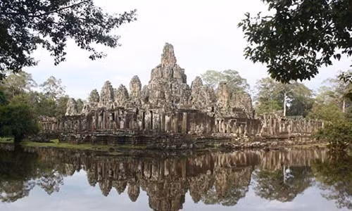 Quần thể Angkor nổi tiếng của Campuchia là một di sản nổi tiếng thế giới. Du khách thường tới nơi đây đông nhất là vào khoảng tháng 2 và tháng 11.