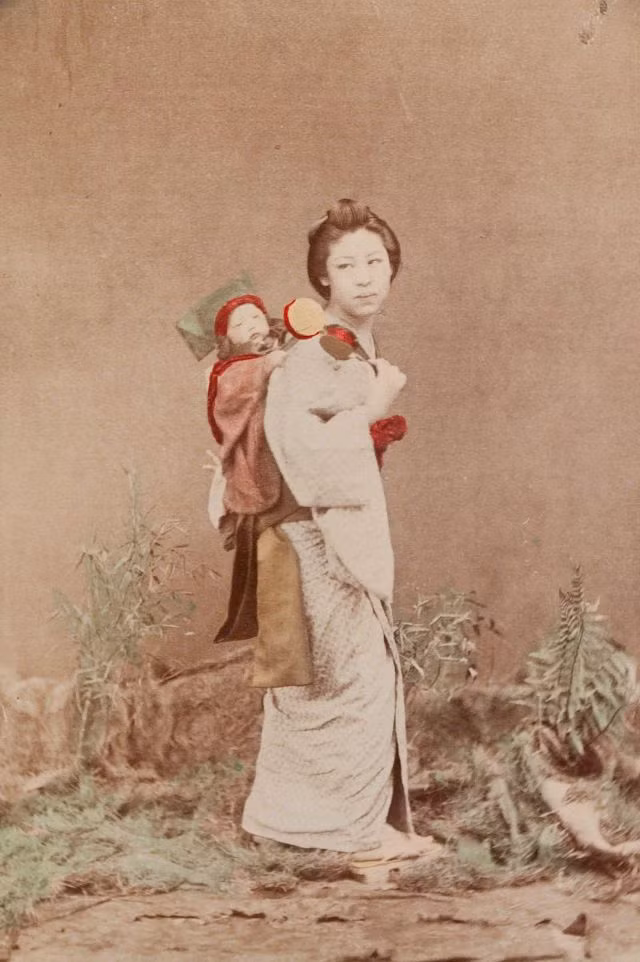 Hình ảnh người mẹ cõng con đầy tình cảm yêu thương.