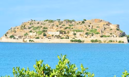 Sau năm 1957, các bệnh nhân lần lượt rời khỏi đảo Spinalonga và hiện không còn một ai sinh sống nữa. Hòn đảo này bỗng trở nên vắng vẻ, không còn một bóng người.