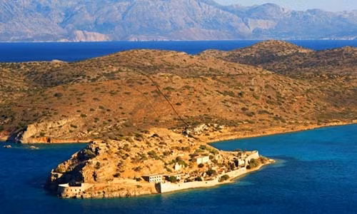 Đảo Spinalonga ở Hy Lạp từng là nơi sinh sống của những người mắc bệnh hủi từ năm 1903 - 1957.