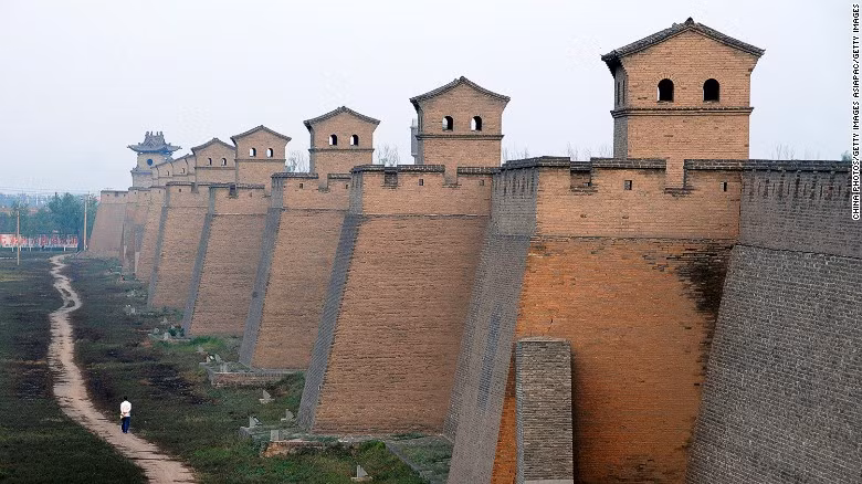 Pingyao là một trong những thành phố cổ nổi tiếng nằm ở tỉnh Sơn Tây, Trung Quốc. Nơi đây nổi tiếng với những bức tường thành cổ kính và các ngôi nhà có kiến trúc đẹp. Pingyao cũng được UNESCO liệt kê trong danh sách Di sản Thế giới.