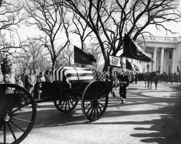 Nhiều nhân vật quan trọng trong lịch sử Mỹ qua đời tại Nhà Trắng bao gồm: Tổng thống William Henry Harrison, Tổng thống Zachary Taylor, Willie Lincoln (con của Tổng thống Abraham Lincoln), Đệ nhất phu nhân Ellen Wilson.