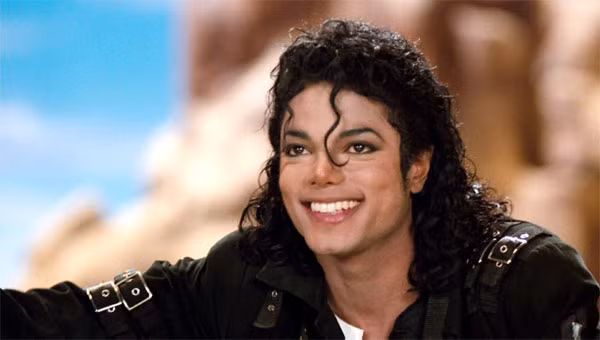 Michael Jackson là một trong những nhân vật nổi tiếng được cả thế giới biết đến. Ông hoàng nhạc pop này qua đời ngày 25/6/2009 sau một cơn đột quỵ do sử dụng cùng lúc nhiều loại thuốc giảm đau. Kết quả điều tra cho thấy bác sĩ Conrad Murray bị kết tội ngộ sát vì là người trực tiếp điều trị và kê thuốc cho Michael Jackson. Theo đó, Murray bị kết án 4 năm tù.