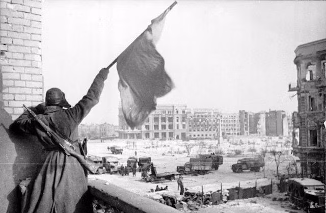 Trong khi đó, hơn 800.000 binh sĩ phát xít Đức chết trận hoặc mất tích. Trận chiến Stalingrad đẫm máu kết thúc khi 91.000 lính Đức đầu hàng ngày 2/2/1943 bất chấp mệnh lệnh của Hitler là chiến đấu đến người cuối cùng và viên đạn cuối cùng.