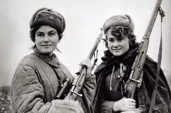 Tham gia trận Stalingrad bảo vệ quê hương, không chỉ có nam giới Liên Xô mà còn có cả phụ nữ. Không ít phụ nữ đã cầm súng trên tay để bảo vệ tổ quốc. Một số trở thành những nữ xạ thủ xuất chúng, tiêu diệt được nhiều kẻ địch.