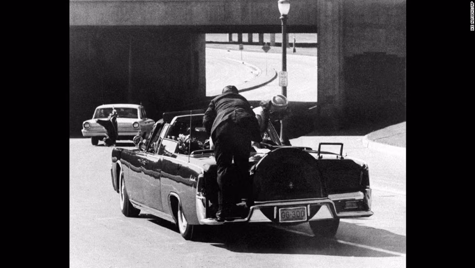 Lúc 1h15 phút chiều, nghi phạm ám sát Tổng thống Kennedy - Lee Harvey Oswald cũng bắn chết một cảnh sát ở Dallas có tên là JD Tippit. Vụ việc xảy ra khoảng 45 phút sau vụ ám sát Tổng thống Kennedy.